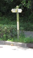 豊能自然歩道「←神崎川まで2.5km 服部緑地まで0.5km→」