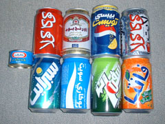 アラビア語で書かれた缶飲料